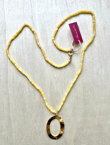 Collar Piedras Amarillo y Chapa